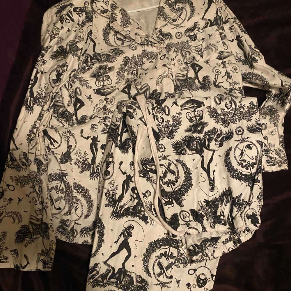 Sin in Linen Pajamas NAUGHTY TOILE pattern. Size L. Barely worn once.